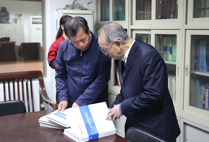 國醫(yī)大師、山西中醫(yī)學院教授王世民先生到藥都制藥集團參觀考察
