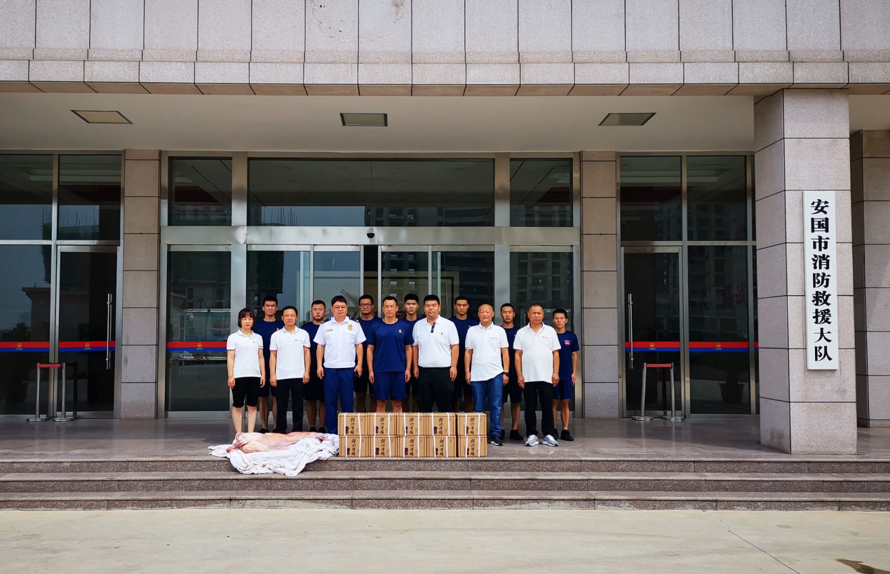 總經(jīng)理李龍帶領(lǐng)公司有關(guān)人員到安國市消防救援大隊慰問
